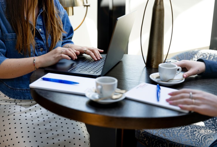 Beratungsgespräch von Die Performer bei Kaffee und Laptop