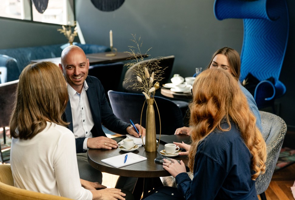 Team-Meeting von Die Performer im Austausch mit Hotelpartnern